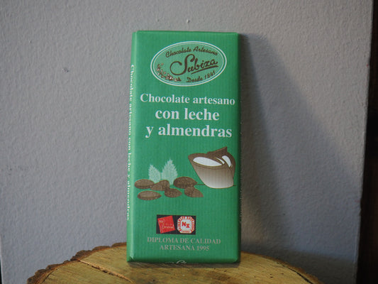 Chocolate artesano con leche y almendras